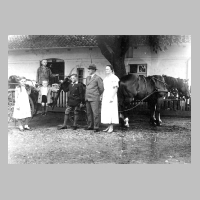116-0028 Familie Hans und Anna  Bessel, mit ihren Kindern Herbert, Hans, Werner und Annemarie. Fertig zur Ausfahrt mit dem Landauer.jpg